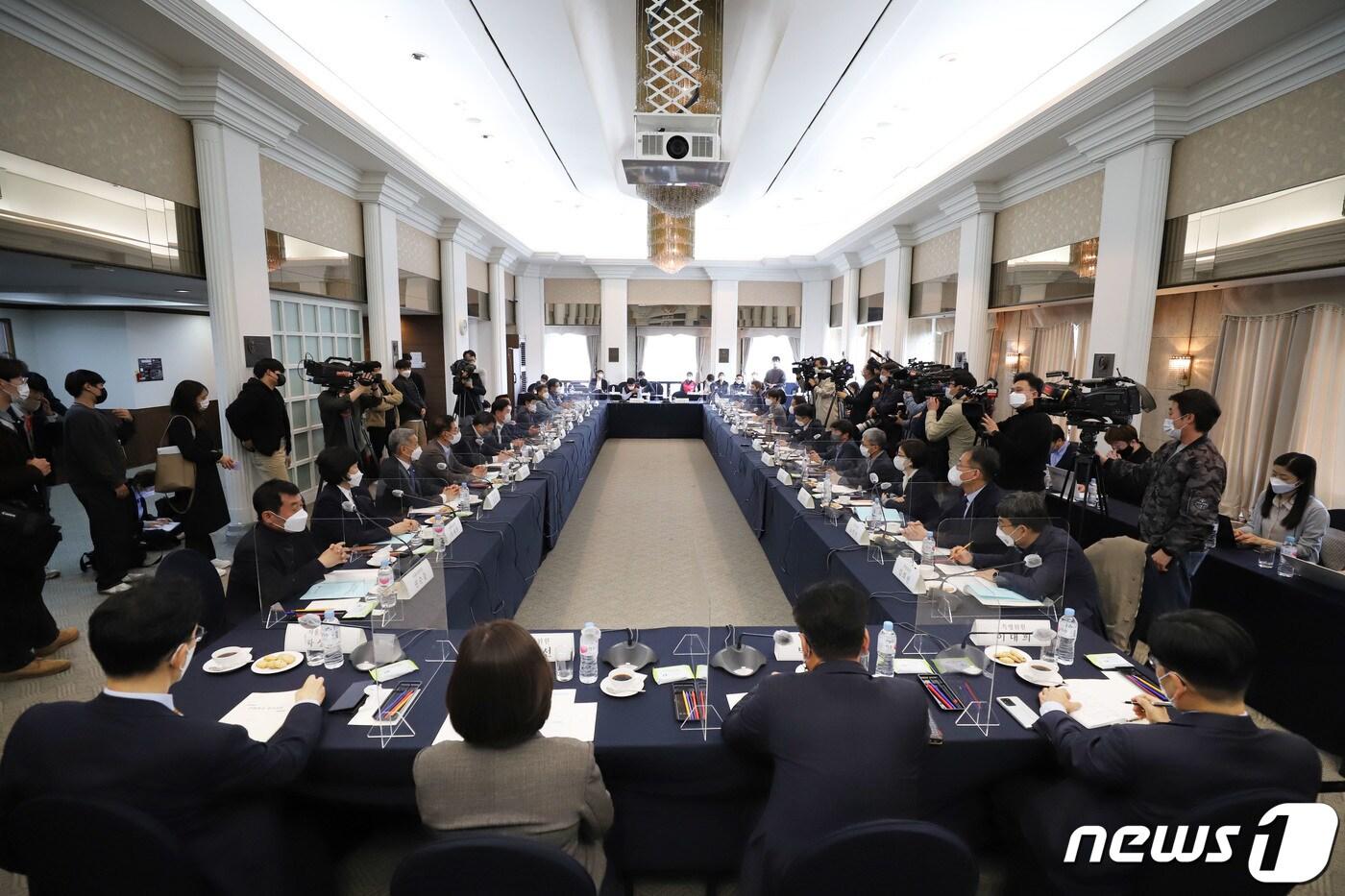 5일 오후 서울 중구 한국프레스센터에서 열린 최저임금위원회 올해 첫 전원회의가 진행되고 있다. 2022.4.5/뉴스1 ⓒ News1 박지혜 기자