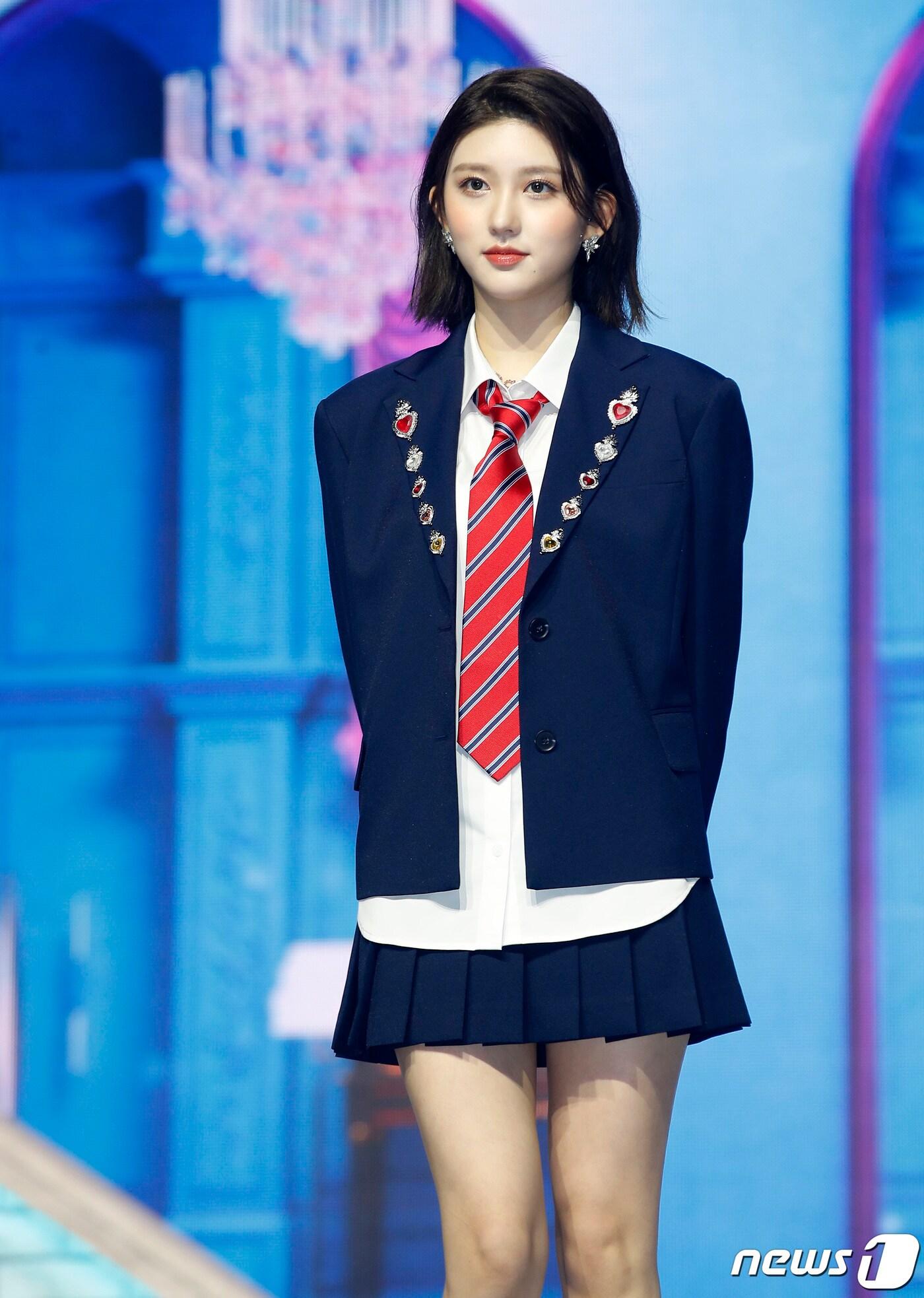 본문 이미지 - 그룹 아이브(IVE) 가을이 5일 오후 서울 용산구 한남동 블루스퀘어에서 가진 두 번째 싱글 앨범 'LOVE DIVE(러브 다이브)' 발매 기념 미디어 쇼케이스에서 포즈를 취하고 있다. 2022.4.5/뉴스1 ⓒ News1 권현진 기자