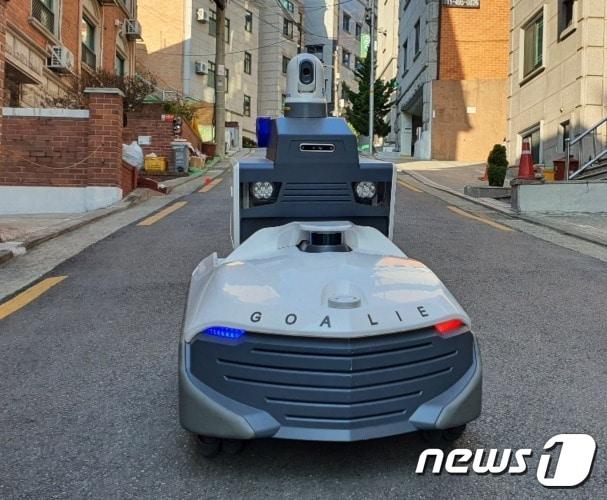 본문 이미지 - 서울시 관악구에서 시범운영하는 '도심형 자율주행 순찰로봇'(서울시 제공).ⓒ 뉴스1