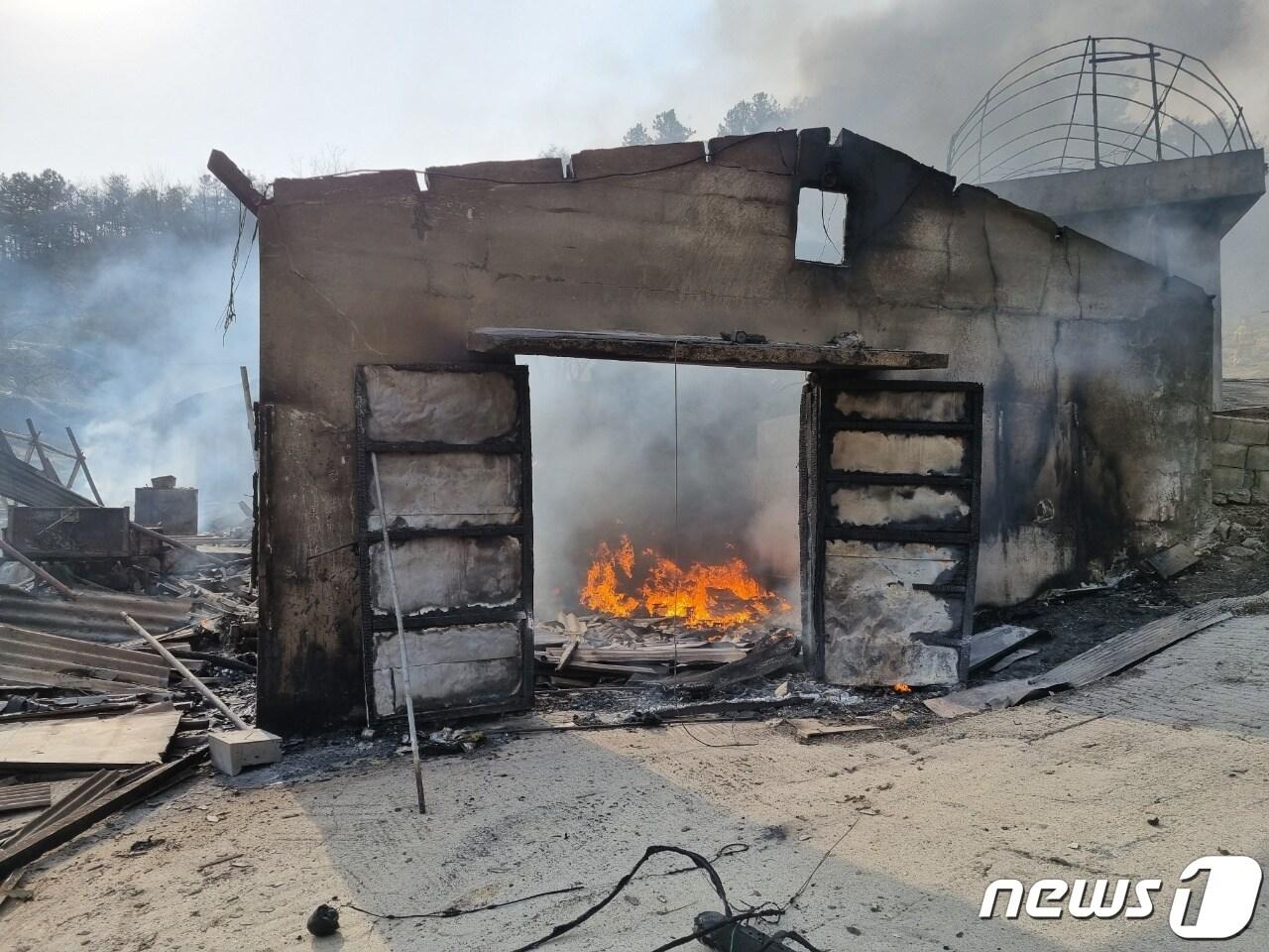 본문 이미지 - 5일 오후 경북 봉화군 화천리에서 발생한 산불이 민가를 덮쳐 창고가 불타고 있다.(경북도제공)2022.4.5/ⓒ 뉴스1