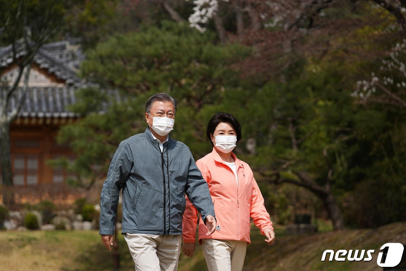 본문 이미지 - 문재인 대통령과 김정숙 여사. (청와대 제공) 2022.4.5/뉴스1 ⓒ News1 이광호 기자