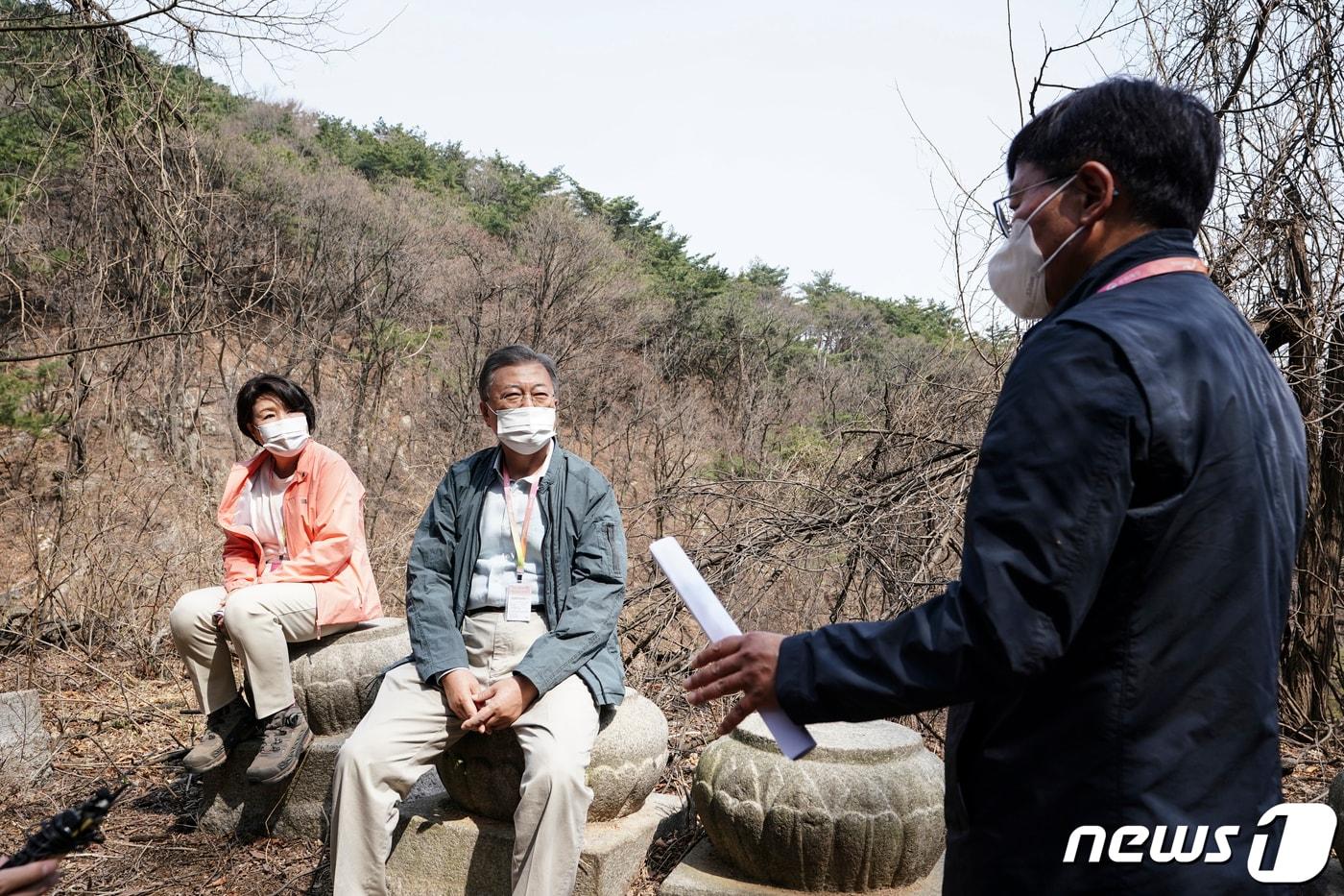 본문 이미지 - 문재인 대통령과 김정숙 여사가 5일 오후 북악산 남측 탐방로의 절 터(법흥사터 추정)를 찾아 김현모 문화재청장의 설명을 듣고 있다. 청와대는 지난 2020년 11월1일 북악산 북측면 개방에 이어 오는 6일부터 북악산 남측면(청와대 뒤편)을 개방한다고 밝혔다.(청와대 제공)2022.4.5/뉴스1 ⓒ News1 이광호 기자