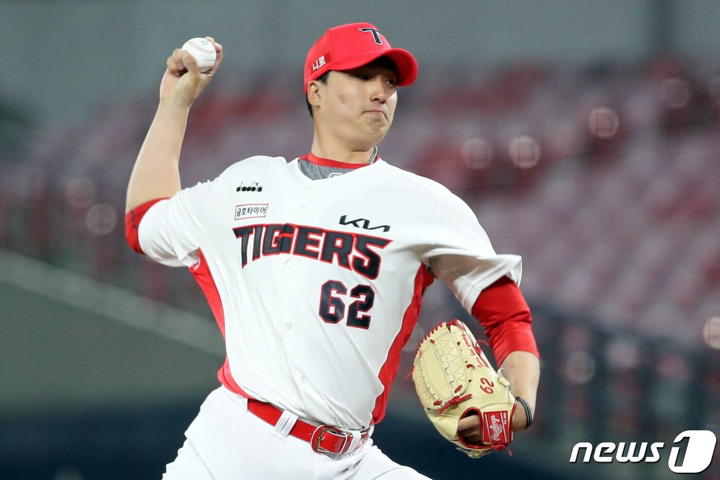 5일 오후 광주 북구 광주-기아챔피언스필드에서 열린 '2022 프로야구 신한은행 SOL KBO리그' 한화 이글스와 KIA 타이거즈의 경기 9회초 게임 스코어 4대 3으로 KIA가 앞서고 있는 상황 교체 투입된 KIA 정해영이 투구하고 있다. 2022.4.5/뉴스1 ⓒ News1 황희규 기자