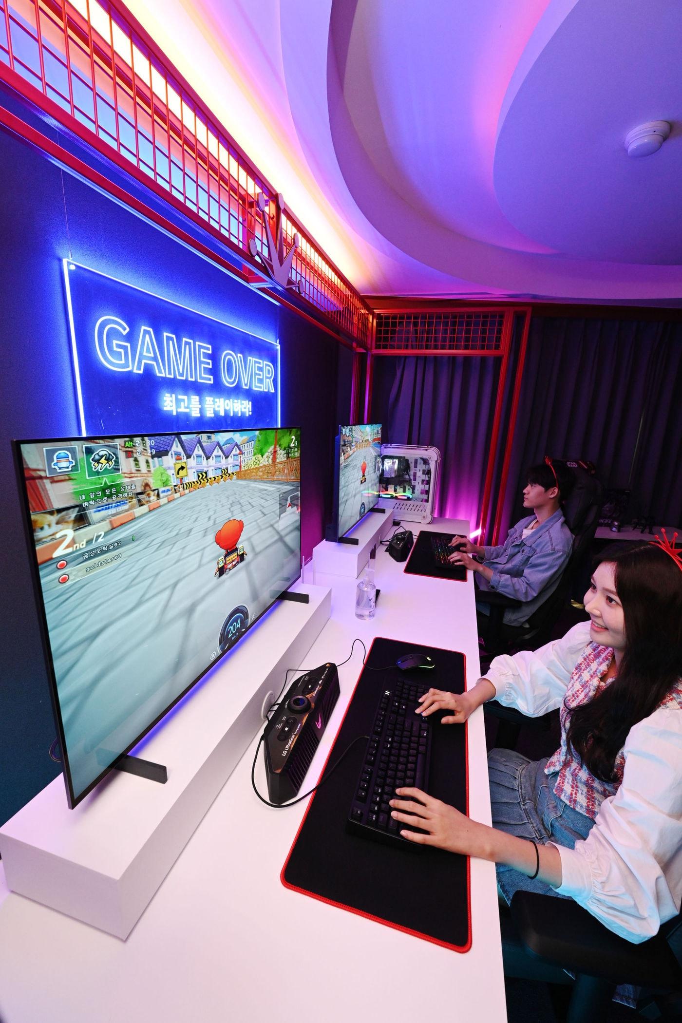 본문 이미지 - LG전자가 4월 6일부터 6월 5일까지 부산 광안리에 올레드 TV로 게임을 즐길 수 있는 ‘금성오락실’을 오픈한다. (LG전자 제공) ⓒ 뉴스1