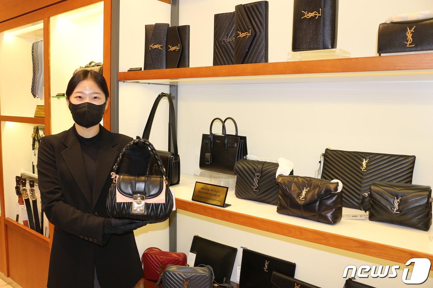 롯데백화점 전주점은 새봄 정기세일을 맞아 6일부터 오는 10일까지 6층 이벤트홀에서 해외명품대전을 진행한다.(전주롯데백화점 제공)2022.4.6/ⓒ 뉴스1