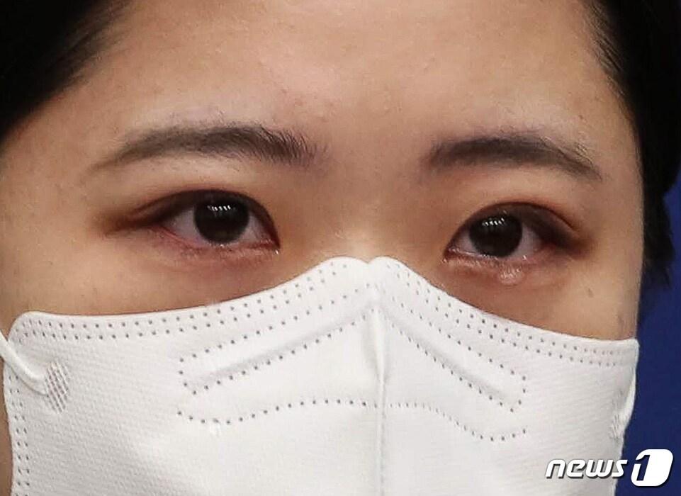 본문 이미지 - 지난 4월 6일 당시 박지현 더불어민주당 공동비상대책위원장이 서울 여의도 국회에서 열린 비상대책위원회의에서 ‘故 이예람 중사 특검법’ 이 “법사위 문턱을 넘지 못했다”는 발언을 한 후 눈물을 흘리고 있다. ⓒ News1 허경 기자