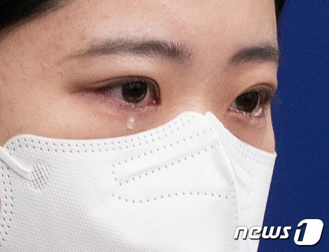 본문 이미지 - 박지현 더불어민주당 공동비상대책위원장이 6일 오전 서울 여의도 국회에서 열린 비상대책위원회의에서 ‘故 이예람 중사 특검법’ 이 “법사위 문턱을 넘지 못했다”는 발언을 한 후 눈물을 흘리고 있다. 2022.4.6/뉴스1 ⓒ News1 허경 기자