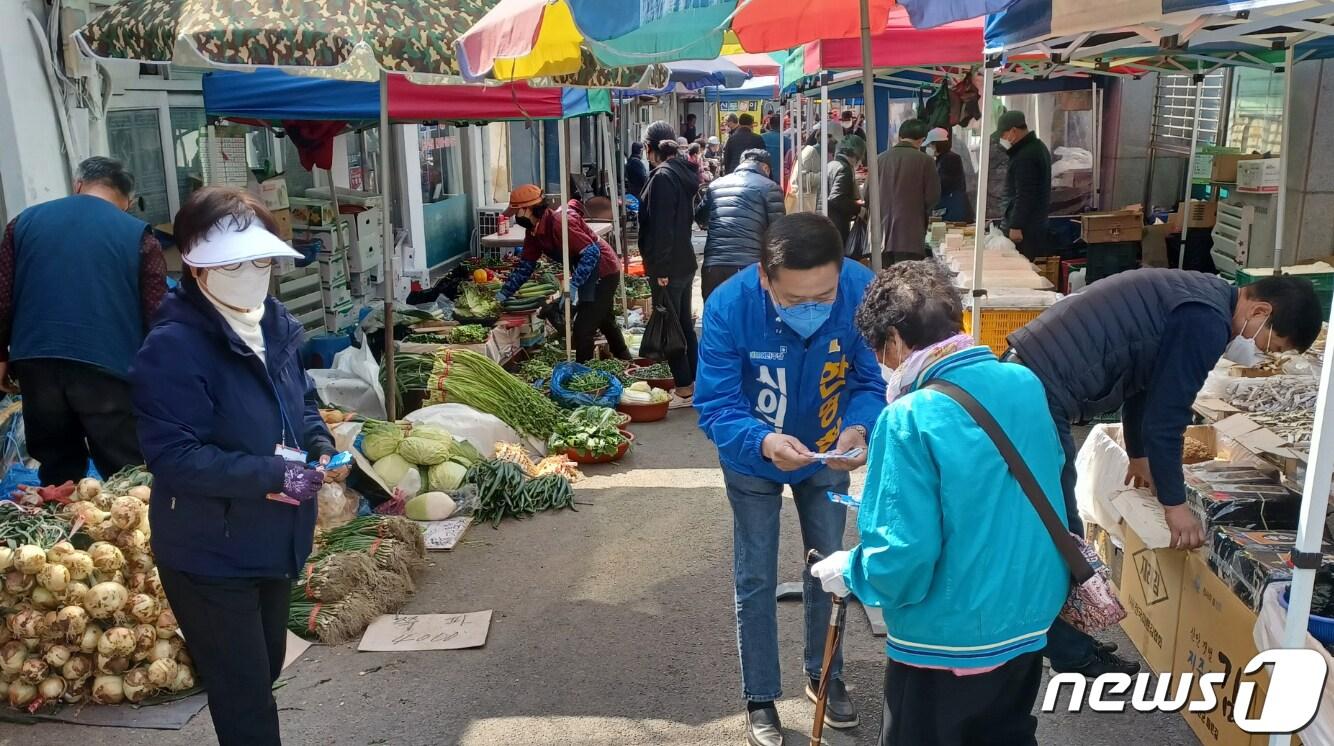 본문 이미지 - 6일 오전 전남 나주 남평 5일시장을 찾은 지방선거 후보자와 운동원들이 장터를 찾은 유권자들에게 명함을 건네며 지지를 호소하고 있다. 2022.4.6/뉴스1 ⓒ News1 박영래 기자