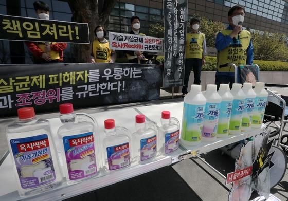 본문 이미지 - 환경보건시민센터 회원과 가습기살균제 피해자와 유족들이 전날 오후 서울 광화문 교보빌딩 앞에서 '무책임한 가습기살균제 살인기업 옥시와 애경 규탄' 기자회견을 하고 있는 모습. 2022.4.6/뉴스1 ⓒ News1 박세연 기자