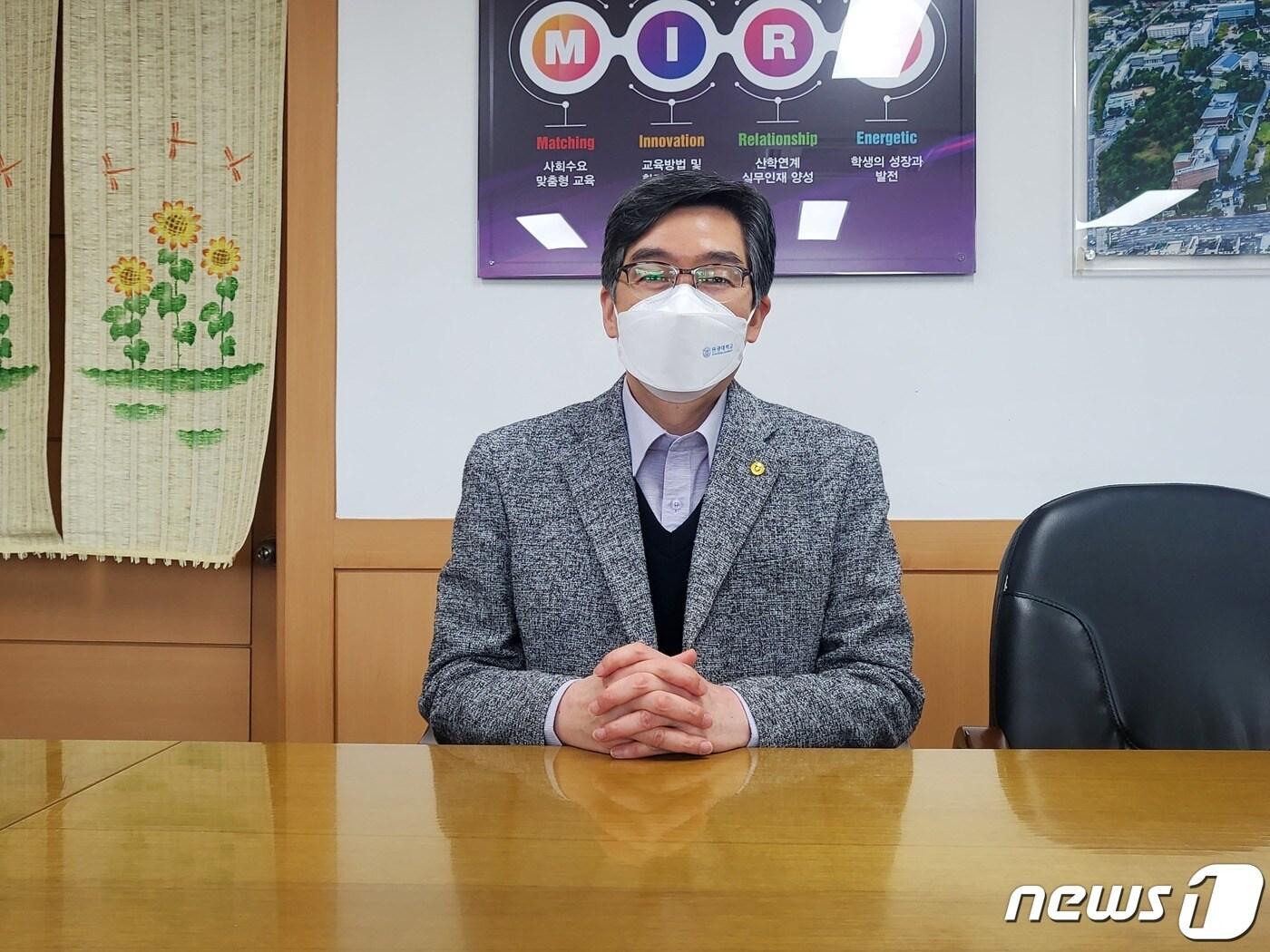 본문 이미지 - 이형효 원광대학교 기획처장이 지난달 28일 대학 기획처장실에서 지방 사립대가 처한 현실, 앞으로 생존전략에 대해  이야기하고 있다.2022.4.6./ⓒ 뉴스1