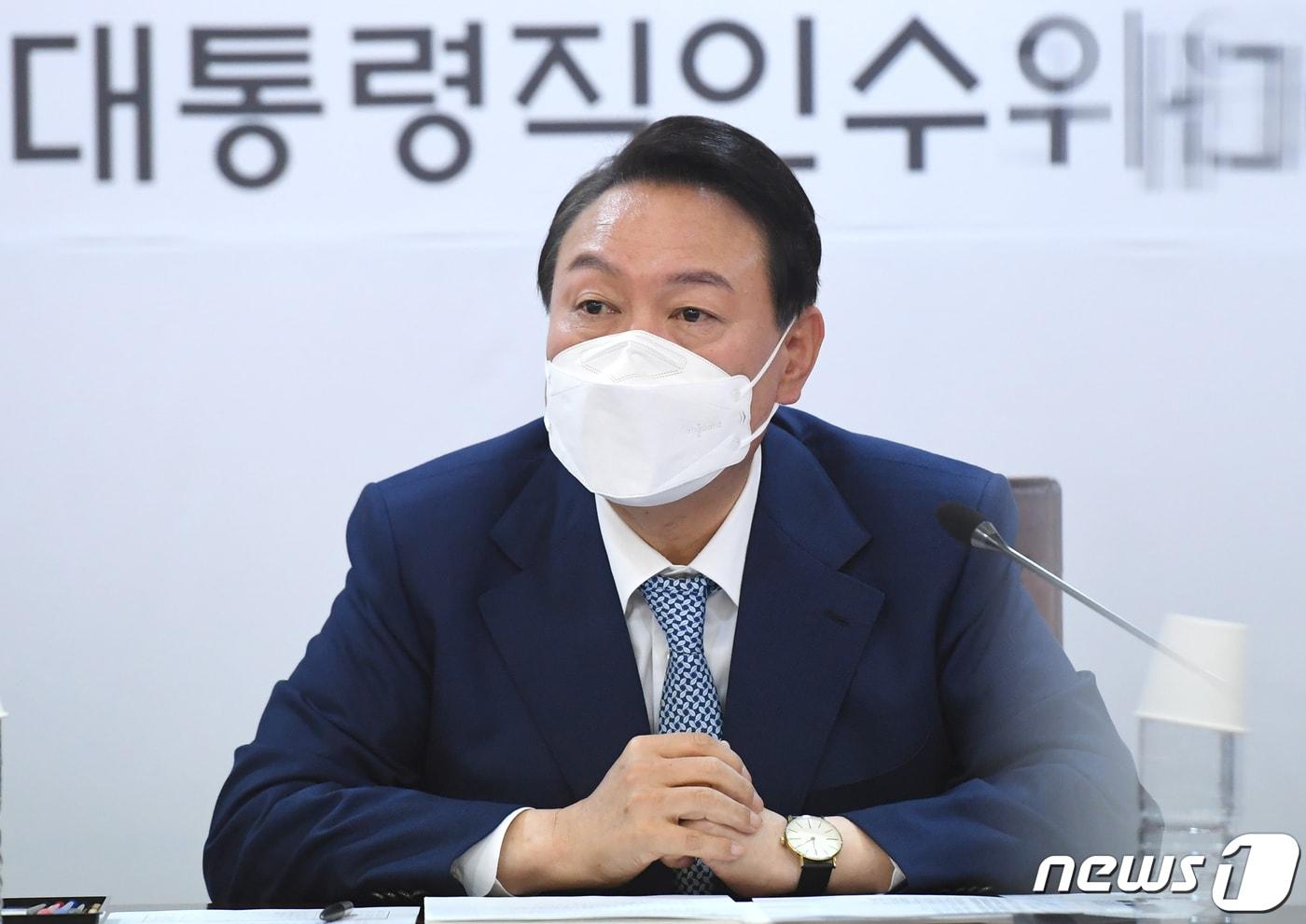 본문 이미지 - 윤석열 대통령 당선인이 6일 오후 서울 종로구 통의동 제20대 대통령직인수위원회에서 열린 시·도지사 간담회에서 인사말을 하고 있다. 2022.4.6/뉴스1 ⓒ News1 인수위사진기자단