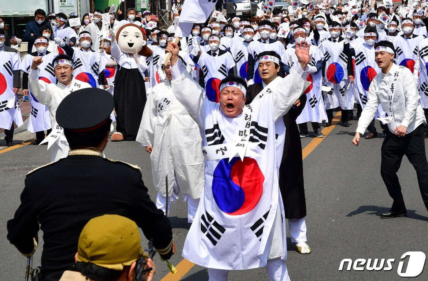 6일 울산 중구 병영 일대에서 열린 제103주년 병영 3·1만세운동 재현 행사에서 참가자들이 '대한독립 만세'를 외치며 행진하고 있다. (울산 중구 제공) 2022.4.6/뉴스1 ⓒ News1