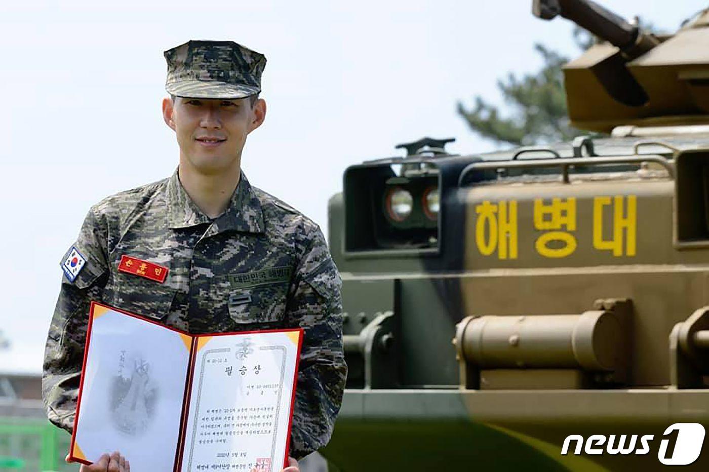 기초군사훈련을 마친 손흥민 ⓒ AFP=뉴스1