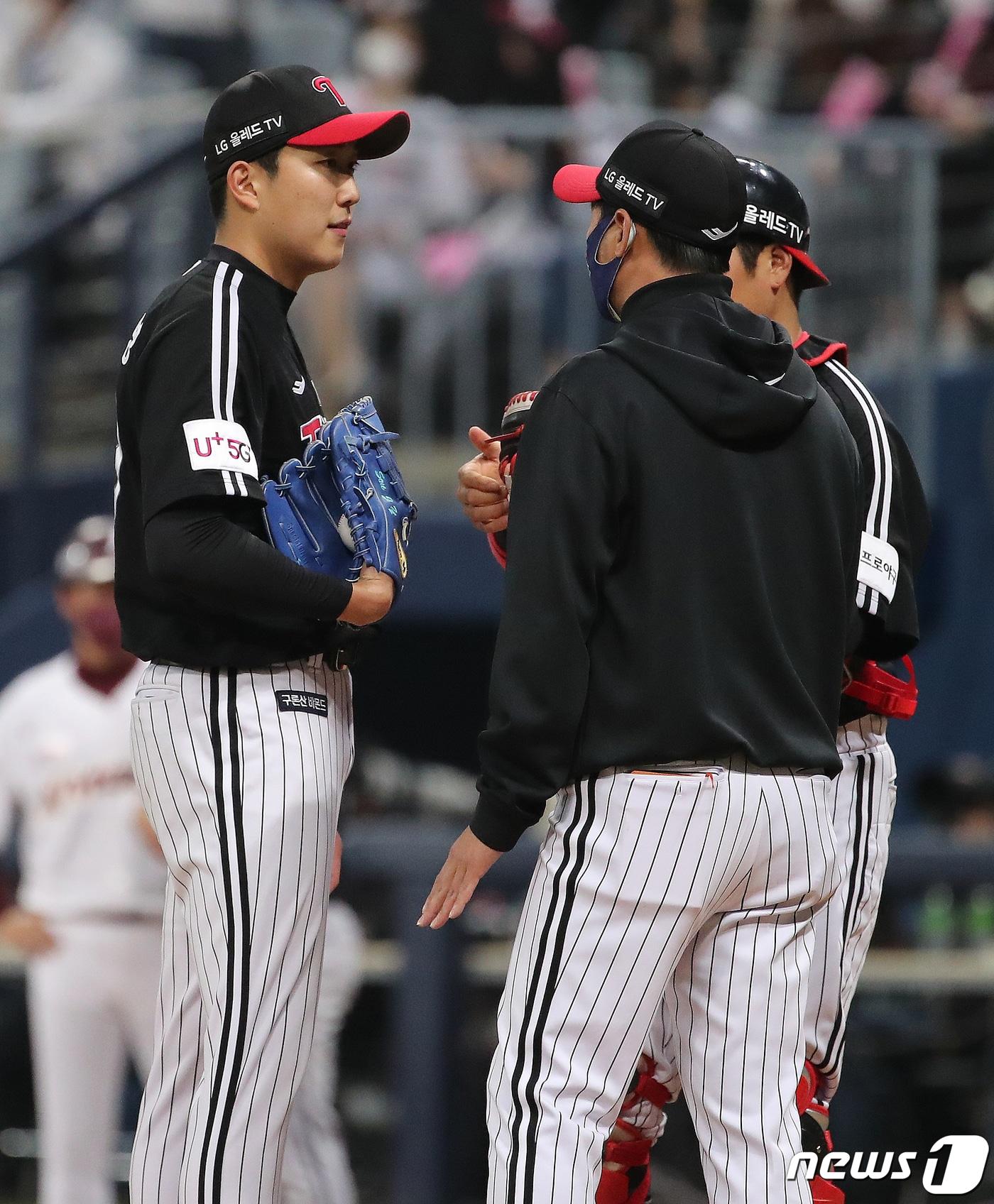 본문 이미지 - 6일 서울 구로구 고척스카이돔에서 열린 프로야구 '2022 신한은행 SOL KBO리그' LG트윈스와 키움 히어로즈의 경기, LG 선발 손주영이 6회말 2사 1루에서 마운드에 올라온 김광삼 투수코치와 대화를 나누고 있다. 2022.4.6/뉴스1 ⓒ News1 김진환 기자