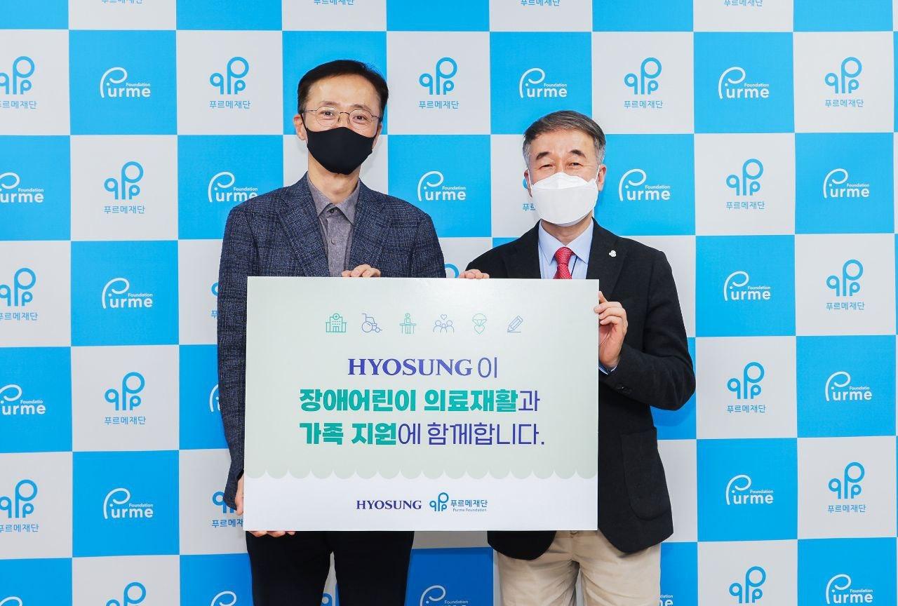 본문 이미지 - 이정원 효성 커뮤니케이션실 전무(왼쪽)과 푸르메재단 백경학 상임이사가 기념촬영을 하고 있다.(사진제공=효성)ⓒ 뉴스1