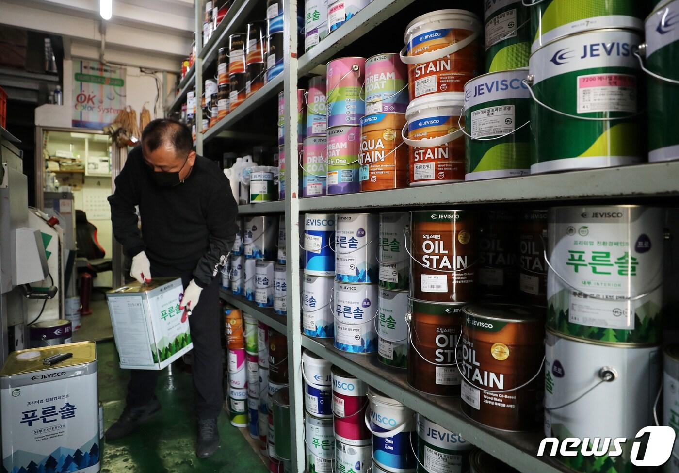 7일 오전 서울의 한 페인트 판매 대리점에서 관계자가 물품을 정리하고 있다. KCC와 노루·삼화·제비 등 페인트 상위 업체들이 전체 품목 가격을 최대 30% 인상했다. 시장은 페인트 업계도 최근 국제 유가의 급격한 변동성에 따른 원자재비 부담을 버티지 못하고 가격인상 대열에 합류한 것으로 보고 있다. 2022.4.7/뉴스1 ⓒ News1 구윤성 기자