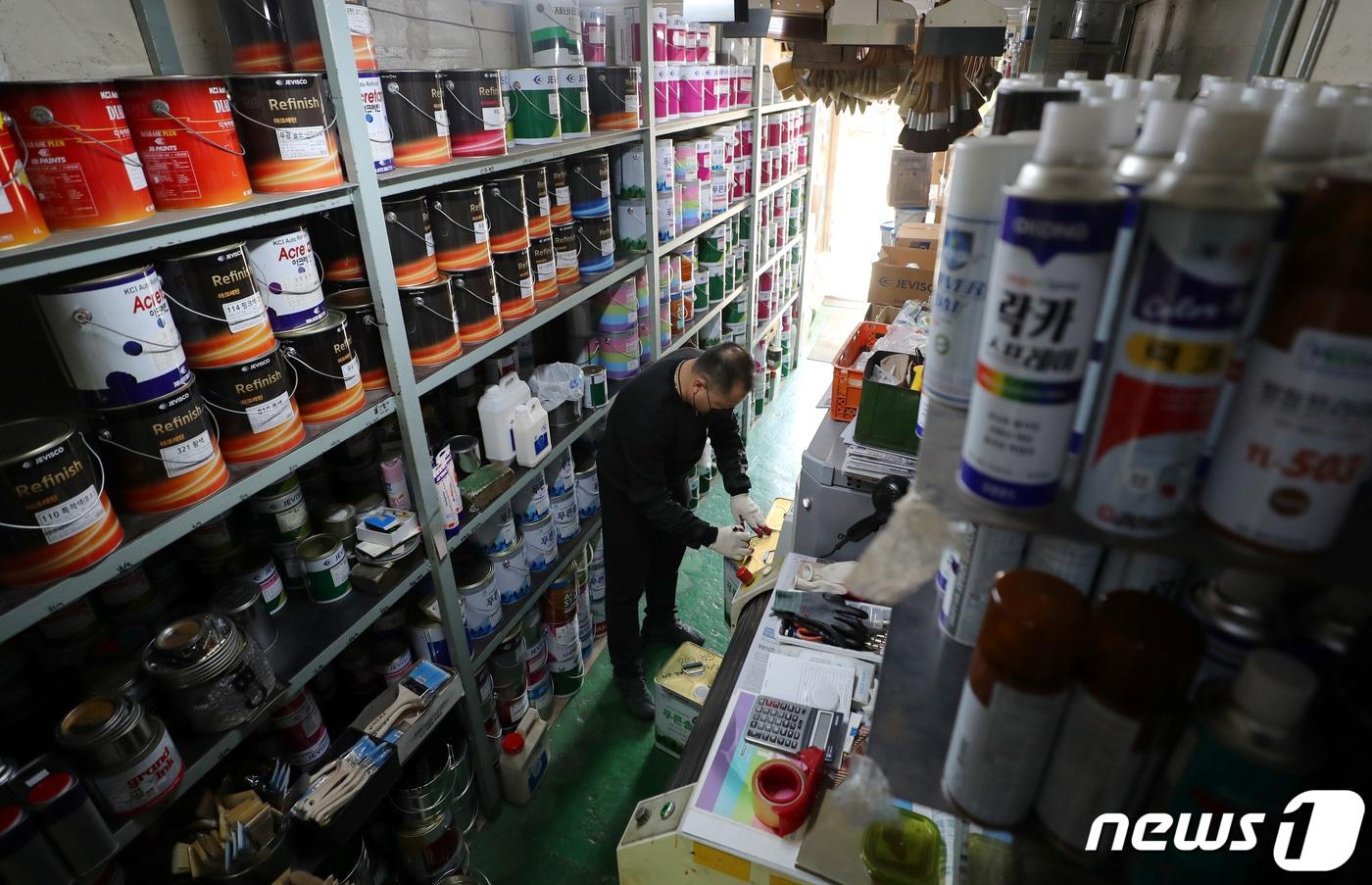 본문 이미지 - 서울의 한 페인트 판매 대리점에서 관계자가 물품을 정리하고 있다. 2022.4.7 ⓒ 뉴스1 구윤성 기자