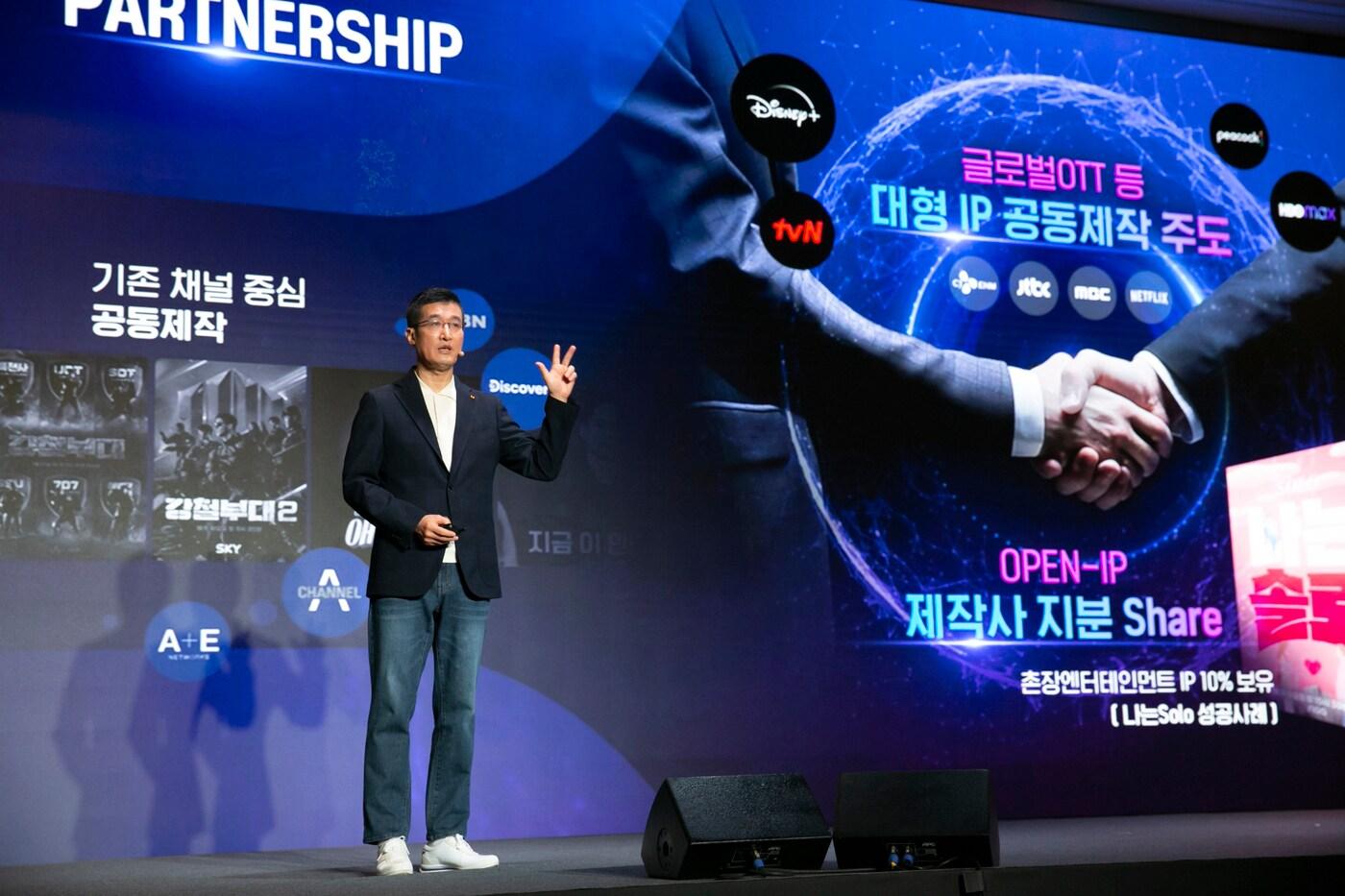 본문 이미지 - 스카이TV 윤용필 대표가 7일 오전 서울 송파구 소피텔 앰배서더 호텔에서 KT그룹 미디어데이에서 발표를 하고 있다. (KT 제공)