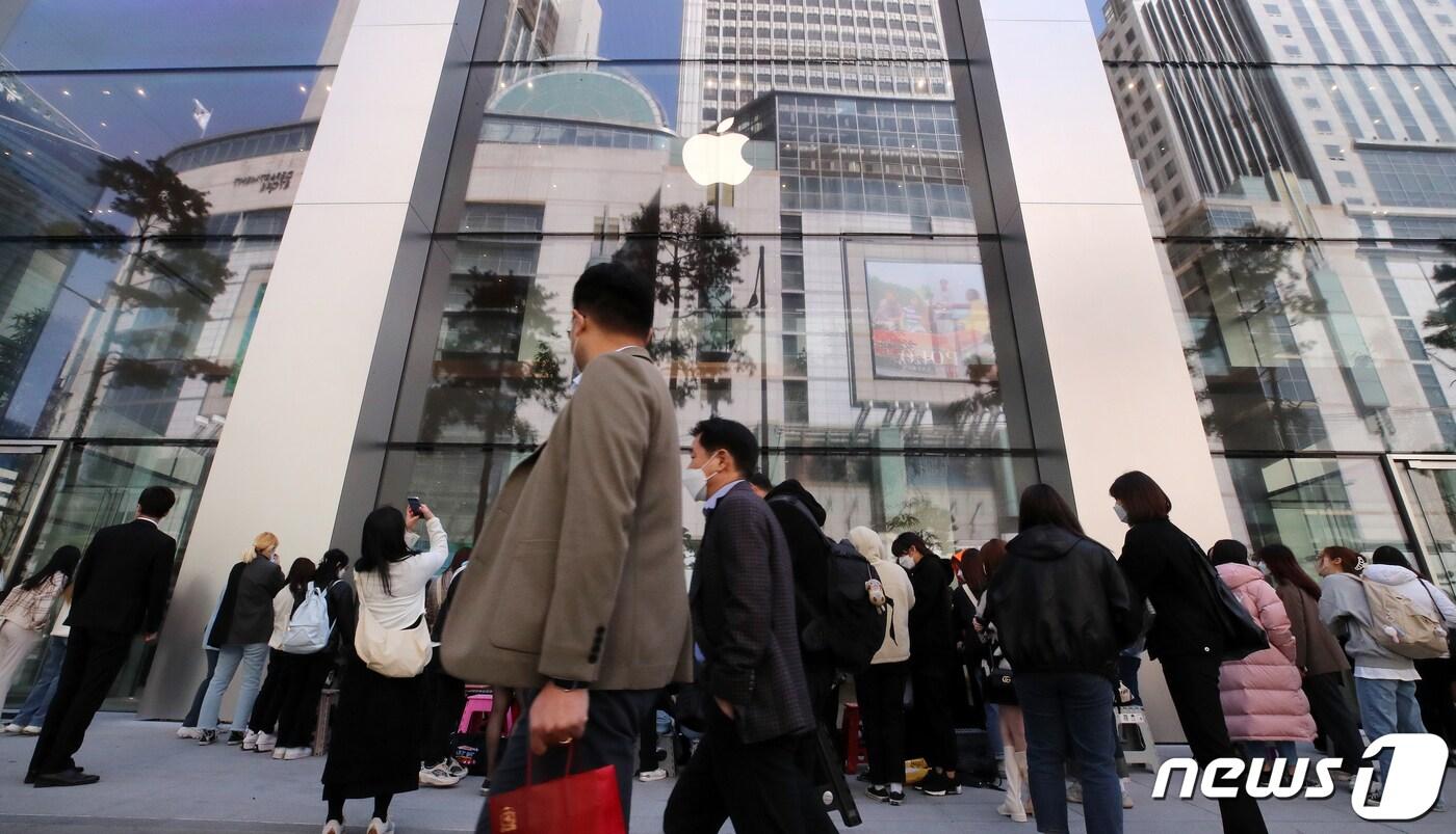 국내 애플스토어 3호점 '애플 명동'이 개장을 이틀 앞둔 7일 미디어 프리뷰 행사를 통해 매장을 공개했다. '애플 명동'은 오는 9일 오전 10시에 공식 개장한다. 2022.4.7/뉴스1 ⓒ News1 김진환 기자