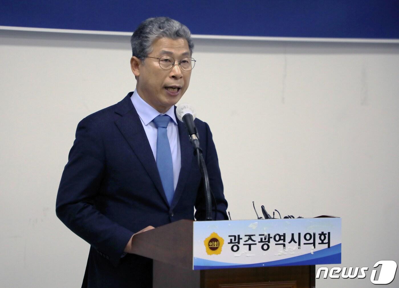 본문 이미지 - 음주운전 3회 적발로 6·1전국동시지방선거 더불어민주당 공직선거후보자검증위원회에서 부적격 판정을 받은 서대석 현 광주 서구청장(61)이 7일 오후 광주시의회 시민소통실에서 기자회견을 열고 민주당의 경선 자격 박탈에 강하게 반발하고 있다. 2022.4.7/뉴스1 ⓒ News1 이수민 기자