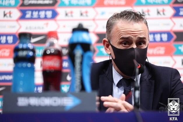 본문 이미지 - 파울루 벤투 대한민국축구대표팀 감독이 7일 오후 경기도 파주 NFC에서 가진 기자간담회에서 카타르월드컵 본선 조편성 등에 대한 질문에 답하고 있다. (대한축구협회 제공) 2022.4.7/뉴스1