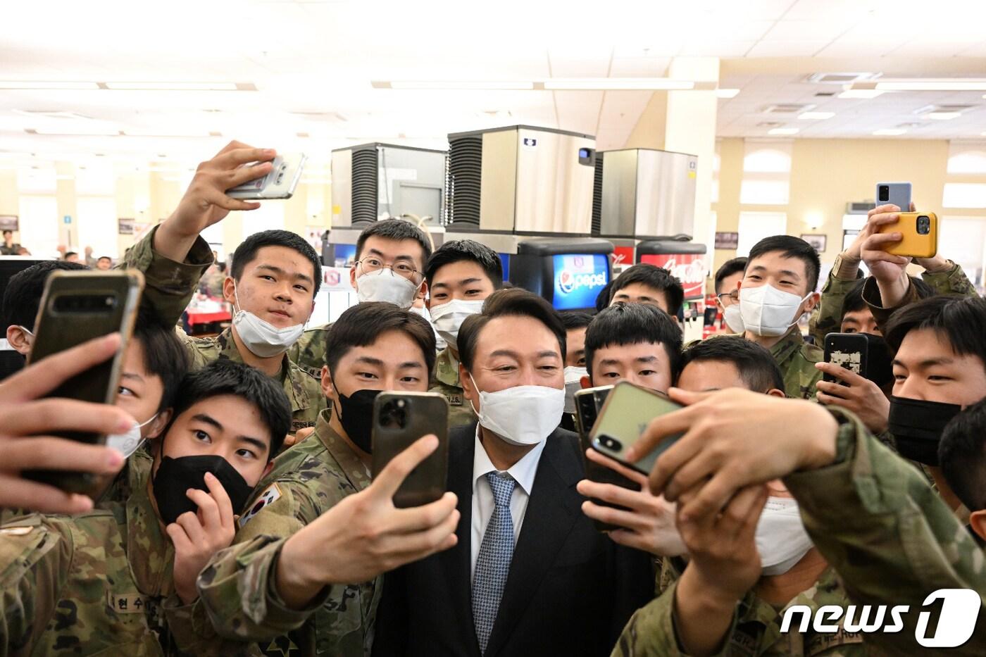 윤석열 대통령 당선인이 7일 주한미군 기지인 평택 '캠프 험프리스'를 방문해 장병들과 '셀카'를 찍고 있다. (당선인 대변인실 제공) 2022.4.7/뉴스1 ⓒ News1 오대일 기자