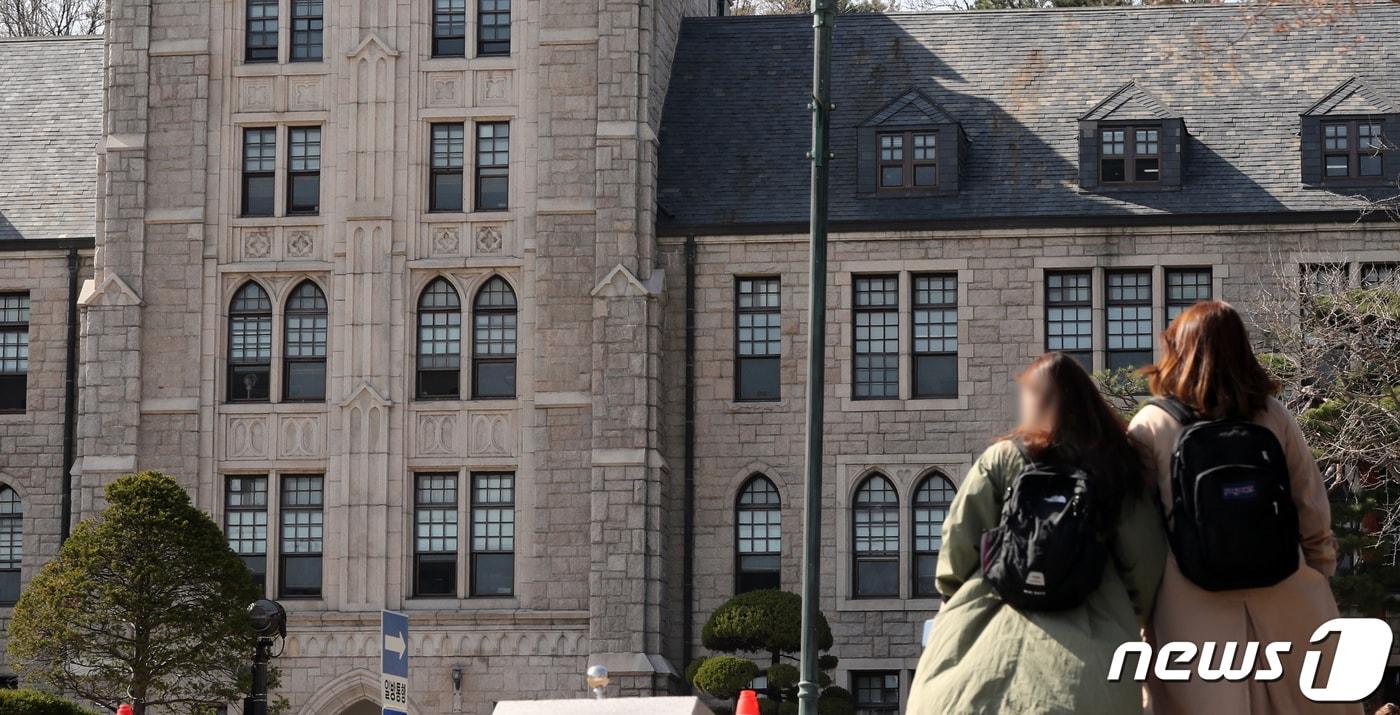 7일 고려대학교가 조국 전 법무부 장관 딸 조민씨의 생명과학대학 환경생태공학부 입학 허가를 취소한 사실이 뒤늦게 알려졌다. 사진은 이날 고대 본관의 모습. 2022.4.7/뉴스1 ⓒ News1 장수영 기자