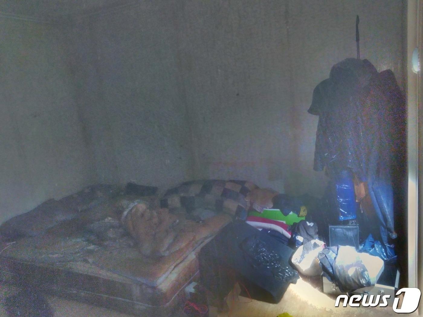 본문 이미지 - 8일 오전 2시께 전북 완주군 봉동읍의 한 아파트에서 불이 나 2명이 다쳤다.(전북소방본부 제공)2022.4.8/ⓒ 뉴스1
