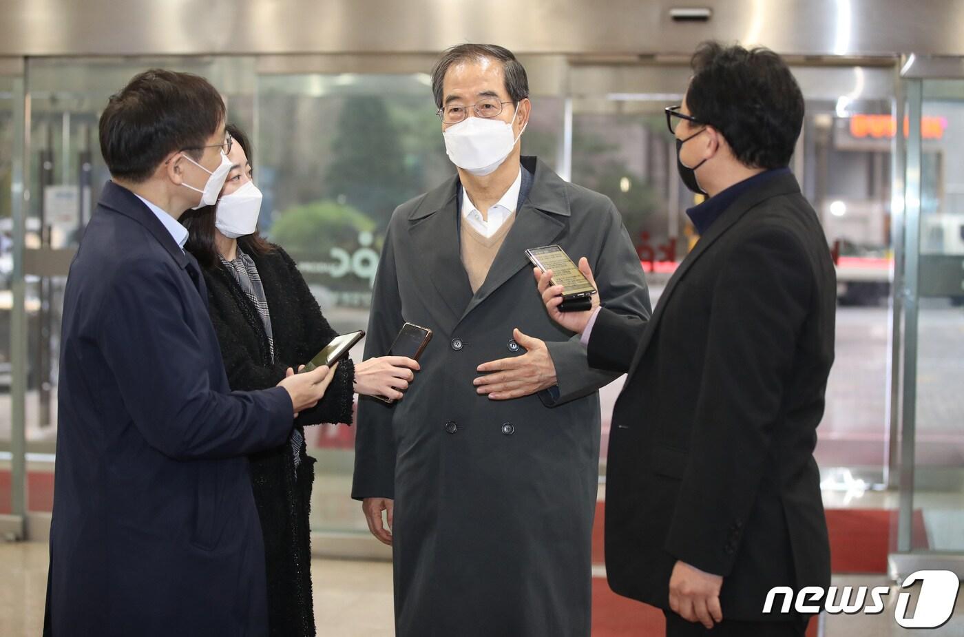 한덕수 국무총리 후보자가 8일 오전 서울 종로구 한국생산성본부에 마련된 국회 인사청문회 준비단 사무실로 출근하며 취재진의 질문에 답하고 있다. 2022.4.8/뉴스1 ⓒ News1 박지혜 기자