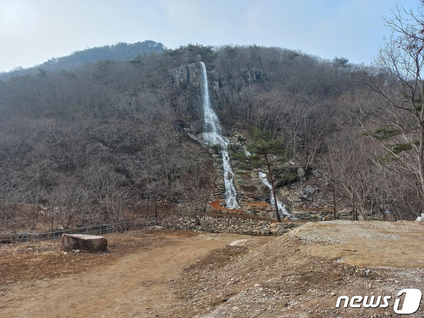 본문 이미지 - 전북 고창군 선운산도립공원에 조성된 인공폭포인 '도솔폭포'가 시범운영를 마치고 본격 가동됐다.  ⓒ 뉴스1