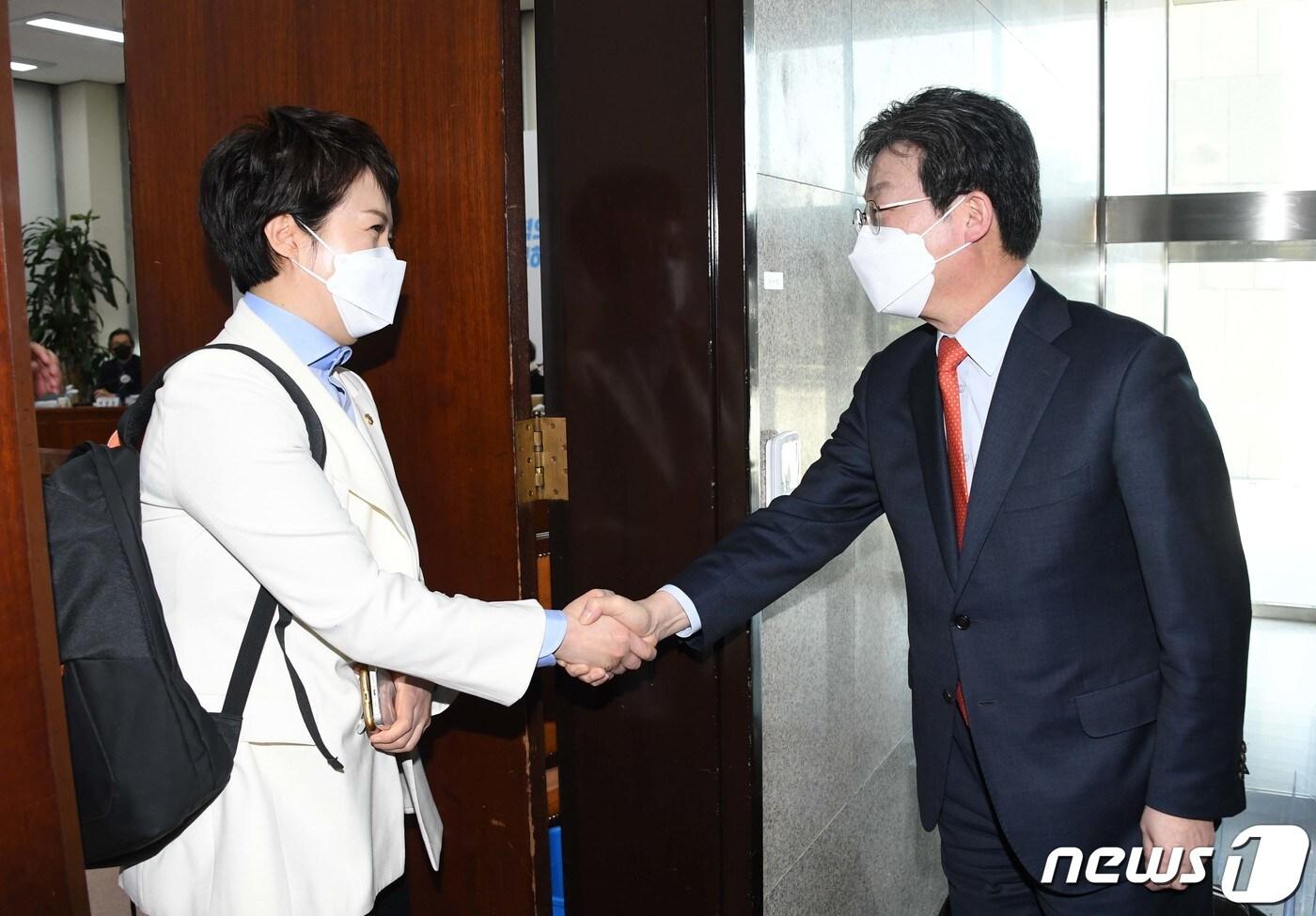 본문 이미지 - 국민의힘 경기도지사에 공천 신청한 김은혜 의원(왼쪽)과 유승민 전 의원 2022.4.8/뉴스1 ⓒ News1 허경 기자