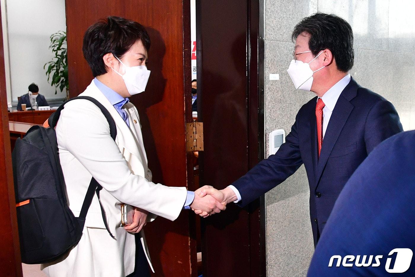 국민의힘 경기도지사에 공천 신청한 김은혜 의원(왼쪽)과 유승민 전 의원이 지난 8일 서울 여의도 국회에서 국민의힘 제8회 전국동시지방선거 광역단체장 공천신청자 면접을 마치고 인사하고 있다. ⓒ News1 허경 기자