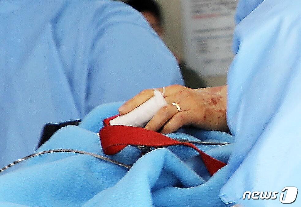본문 이미지 - 제주 해상 해경 헬기 추락사고 생존자인 기장 A경감(47)이 8일 오전 제주시 연동 제주한라병원 권역외상센터로 옮겨지고 있다. 현재 A경감은 다발성 골절을 입었으나 생명에 지장은 없는 상태다. 해경에 따르면 이날 오전 1시32분쯤 제주 서귀포시 대정읍 마라도 남서쪽 약 370㎞ 해상에서 남해지방해양경찰청 항공대 소속 헬기(S-92)가 추락해 현재 2명이 사망하고 1명이 실종됐다. 2022.4.8/뉴스1 ⓒ News1 오미란 기자