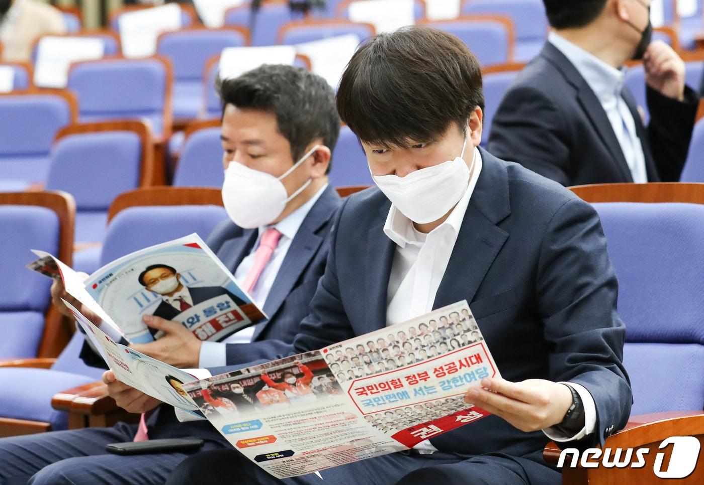 본문 이미지 - 국민의힘 이준석 대표와 유의동 정책위의장이 8일 서울 여의도 국회 본청에서 열린 국민의힘 원내대표 선출 의원총회에서 후보들의 공약을 읽어보고 있다. 2022.4.8 ⓒ 뉴스1 허경 기자