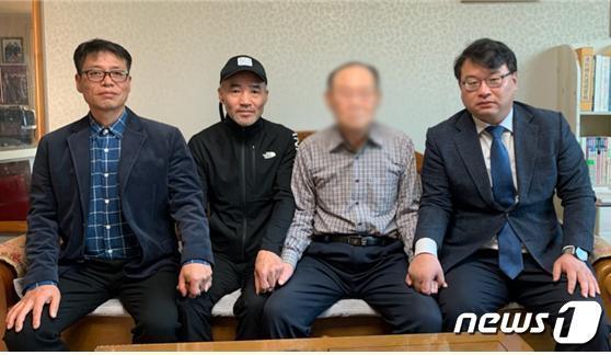 본문 이미지 - 왼쪽부터 황인철(KAL기 납치피해자 가족회 대표)씨. 이래진(북 피살 공무원 친형)씨, 한모(한국전쟁 참전 국군포로)씨,, 이씨 측 김기윤 변호사.(김기윤 변호사 사진 제공)ⓒ 뉴스1