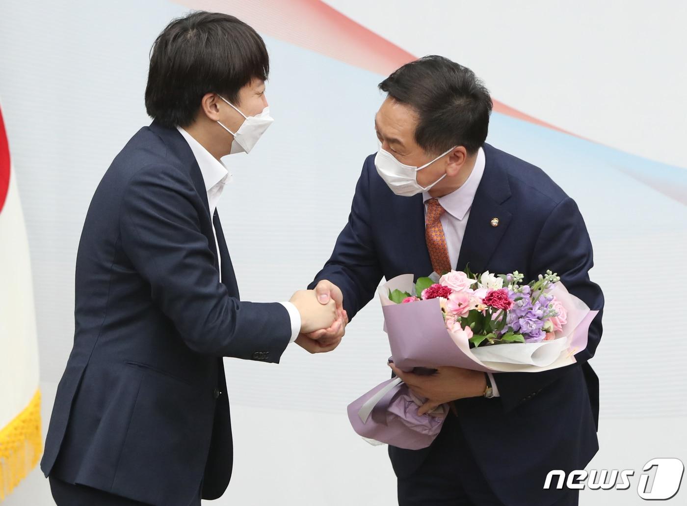 본문 이미지 - 이준석 전 국민의힘 대표(왼쪽)가 지난해 4월8일 서울 여의도 국회에서 열린 2022 원내대표 선출을 위한 의원총회에서 임기를 마친 김기현 전 대표에게 꽃다발을 건네고 있다. 2022.4.8/뉴스1 ⓒ News1 허경 기자