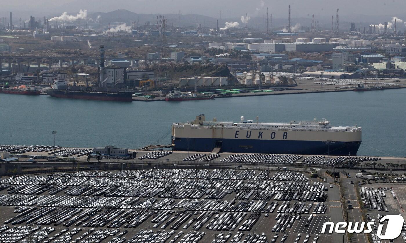 현대자동차 울산공장 야적장과 수출 선적부두 뒤로 울산항이 보이고 있다. ⓒ News1 DB 윤일지 기자
