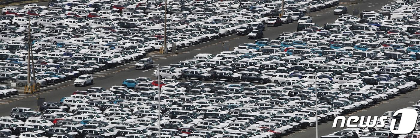 본문 이미지 - 지난 4월 현대자동차 울산공장 수출 선적부두 인근 야적장에 완성차들이 대기하고 있다. 2022.4.8/뉴스1 ⓒ News1 윤일지 기자