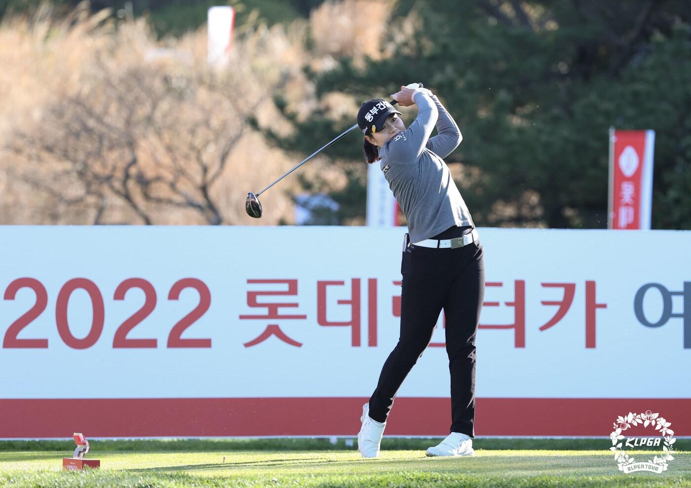 장수연이 8일 제주 서귀포 롯데스카이힐제주CC에서 열린 '2022 롯데렌터카 여자오픈' 2라운드 1번 홀에서 티샷을 하고 있다. (KLPGA 제공) 2022.4.8/뉴스1