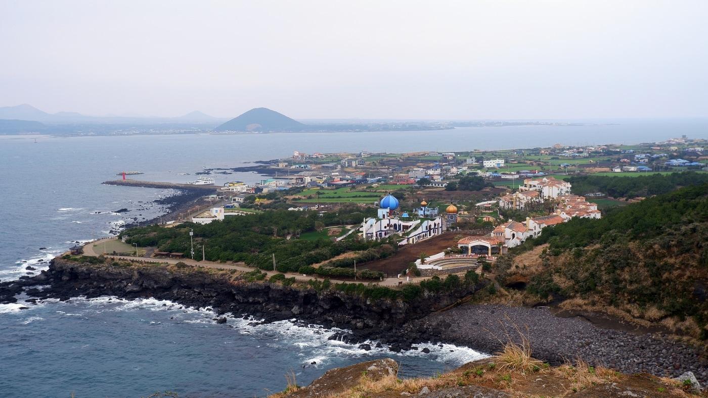 우도봉을 오르는 길에서 바라본 훈데르트바서 파크ⓒ 뉴스1 윤슬빈 기자