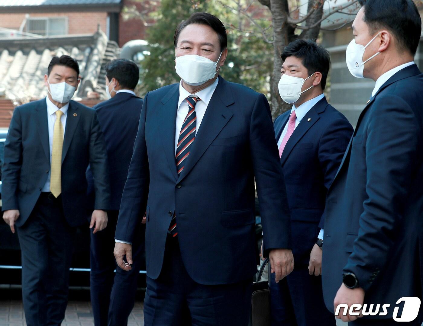본문 이미지 - 윤석열 대통령 당선인이 8일 오후 서울 종로구 통의동 금융감독원 연수원에 마련된 제20대 대통령직인수위원회 집무실로 들어서며 취재진 질문에 답하고 있다. 2022.4.8/뉴스1 ⓒ News1 인수위사진기지단