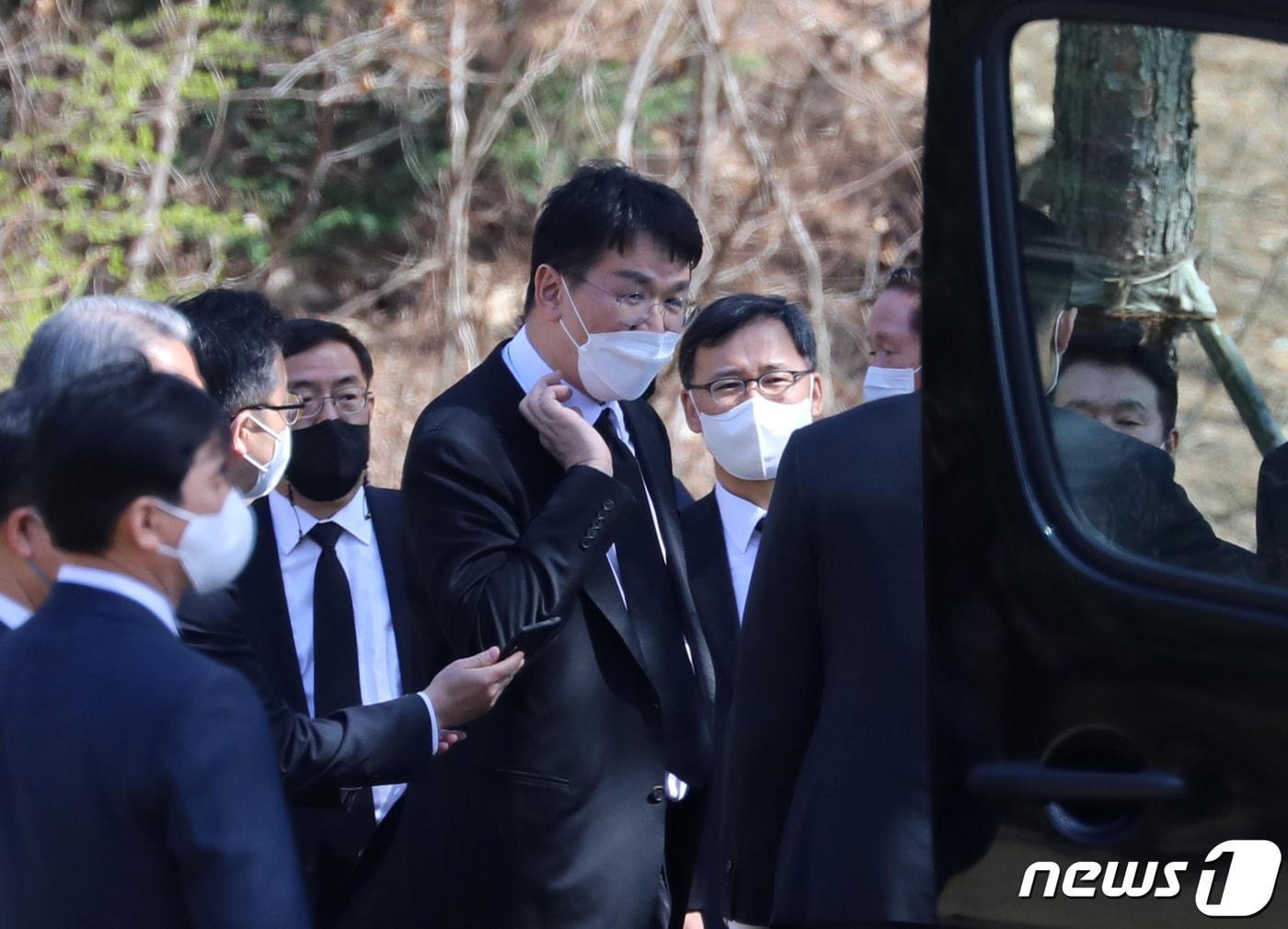 본문 이미지 - 조원태 한진그룹 회장이 8일 오후 경기 용인 기흥구 소재 선영에서 열린 고(故) 조양호 전 한진그룹 회장 3주기 추모 행사를 마친 후 이동하고 있다. 2022.4.8/뉴스1 ⓒ News1 김영운 기자