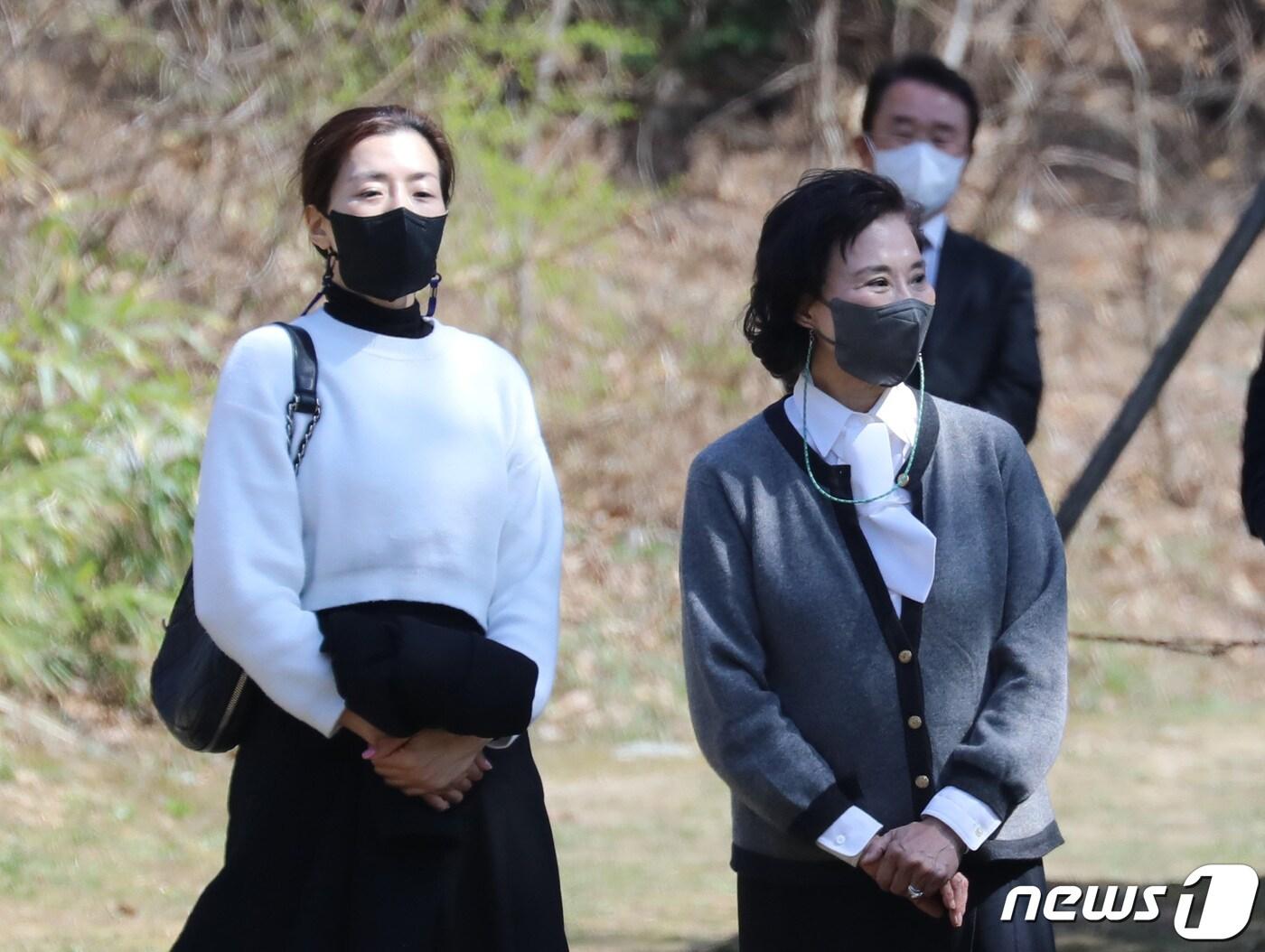 본문 이미지 - 이명희 전 일우재단 이사장과 조현민 ㈜한진 사장이 8일 오후 경기 용인 기흥구 소재 선영에서 열린 고(故) 조양호 전 한진그룹 회장 3주기 추모 행사를 마친 후 참석자들과 인사를 하고 있다. 2022.4.8/뉴스1 ⓒ News1 김영운 기자