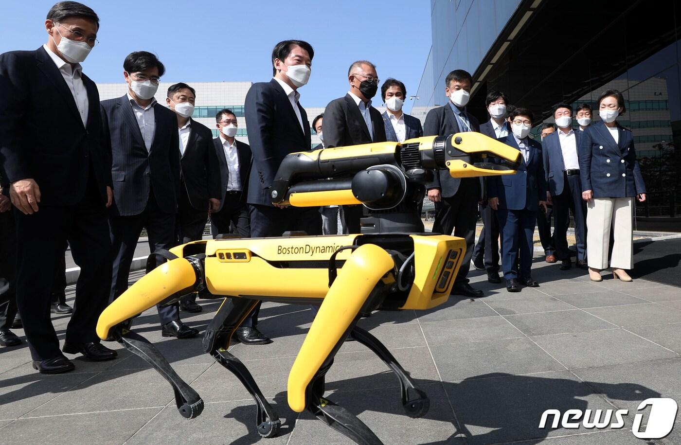 안철수 대통령직인수위원장과 정의선 현대자동차그룹 회장이 8일 경기도 화성 소재 현대자동차·기아 기술연구소에서 로봇개 '스팟'의 에스코트를 받으며 현대디자인동으로 이동하고 있다.  (기사 본문과 관련 없음) 2022.4.8/뉴스1 ⓒ News1 인수위사진기자단