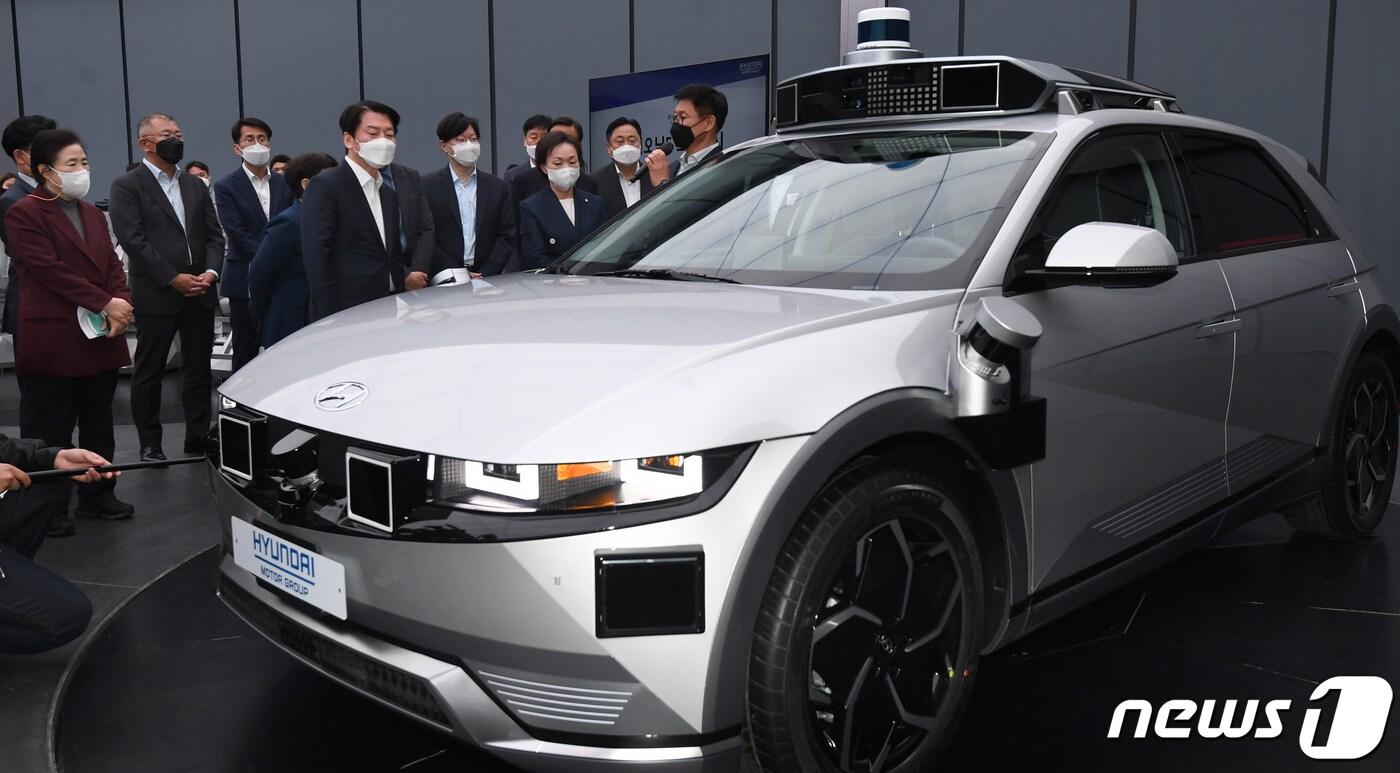 지난 4월 안철수 당시 대통령직인수위원장과 정의선 현대자동차그룹 회장 등 참석자들이 8일 경기도 화성 소재 현대자동차·기아 기술연구소 현대디자인동에서 아이오닉5 전기차 로보택시에 대한 설명을 듣고 있다. 2022.4.8/뉴스1 ⓒ News1 인수위사진기자단