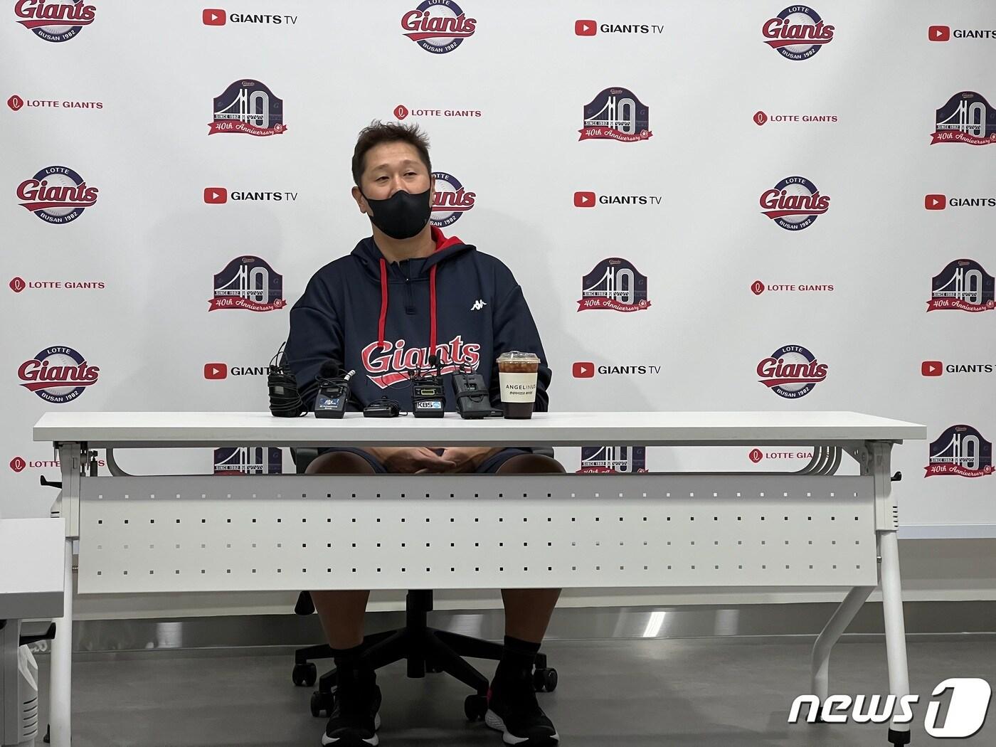 본문 이미지 - 롯데 자이언츠 이대호가 8일 두산 베어스와 KBO리그 경기를 앞두고 인터뷰를 하고 있다. ⓒ 뉴스1