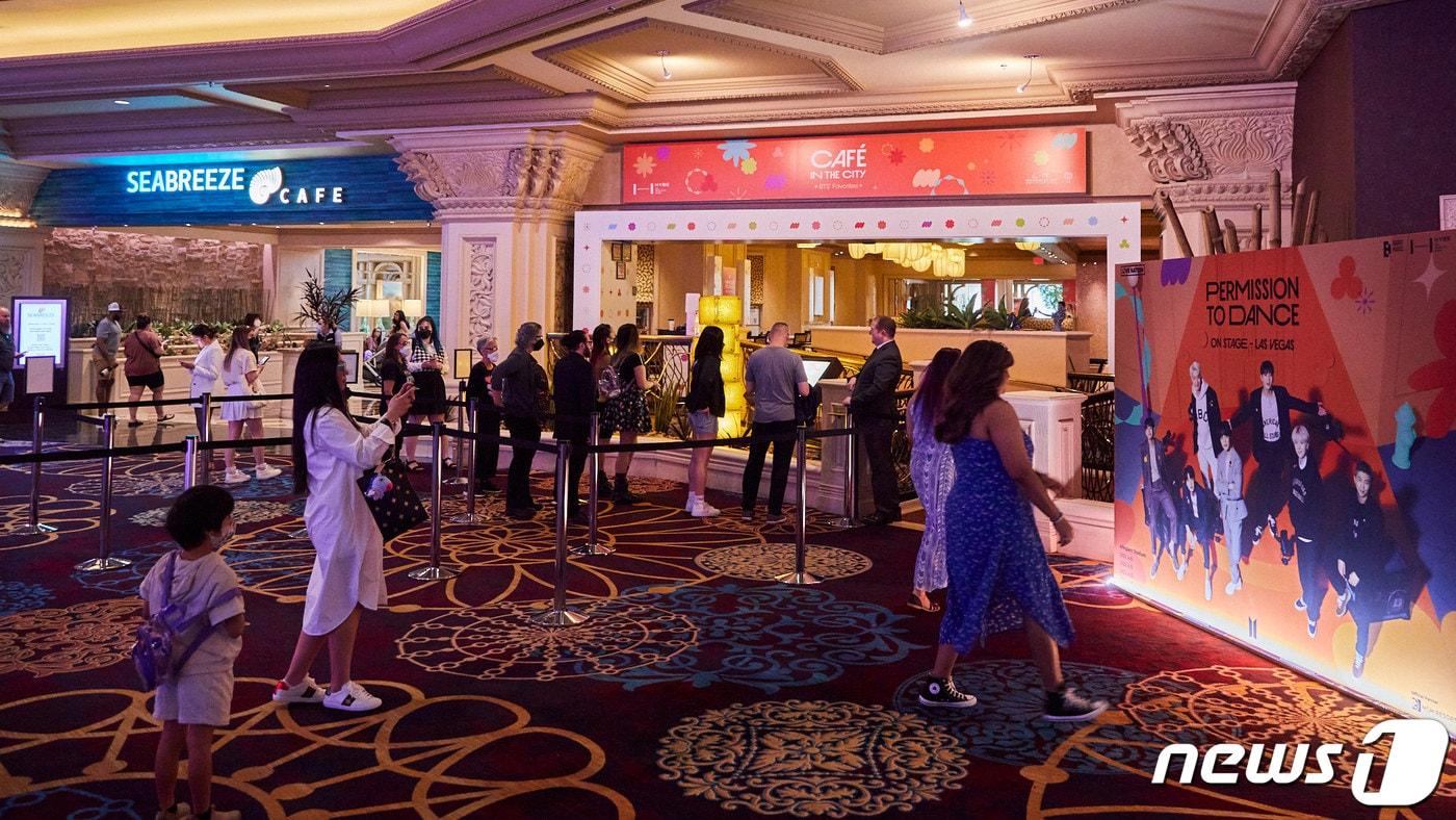 본문 이미지 - 미국 라스베이거스서 진행 중인 'BTS 퍼미션 투 댄스 인 더 시티-라스베이거스'(BTS PERMISSION TO DANCE IN THE CITY-LAS VEGAS)' 속 '카페 인 더 시티'(CAF&Eacute; IN THE CITY) / 사진제공=하이브 ⓒ 뉴스1