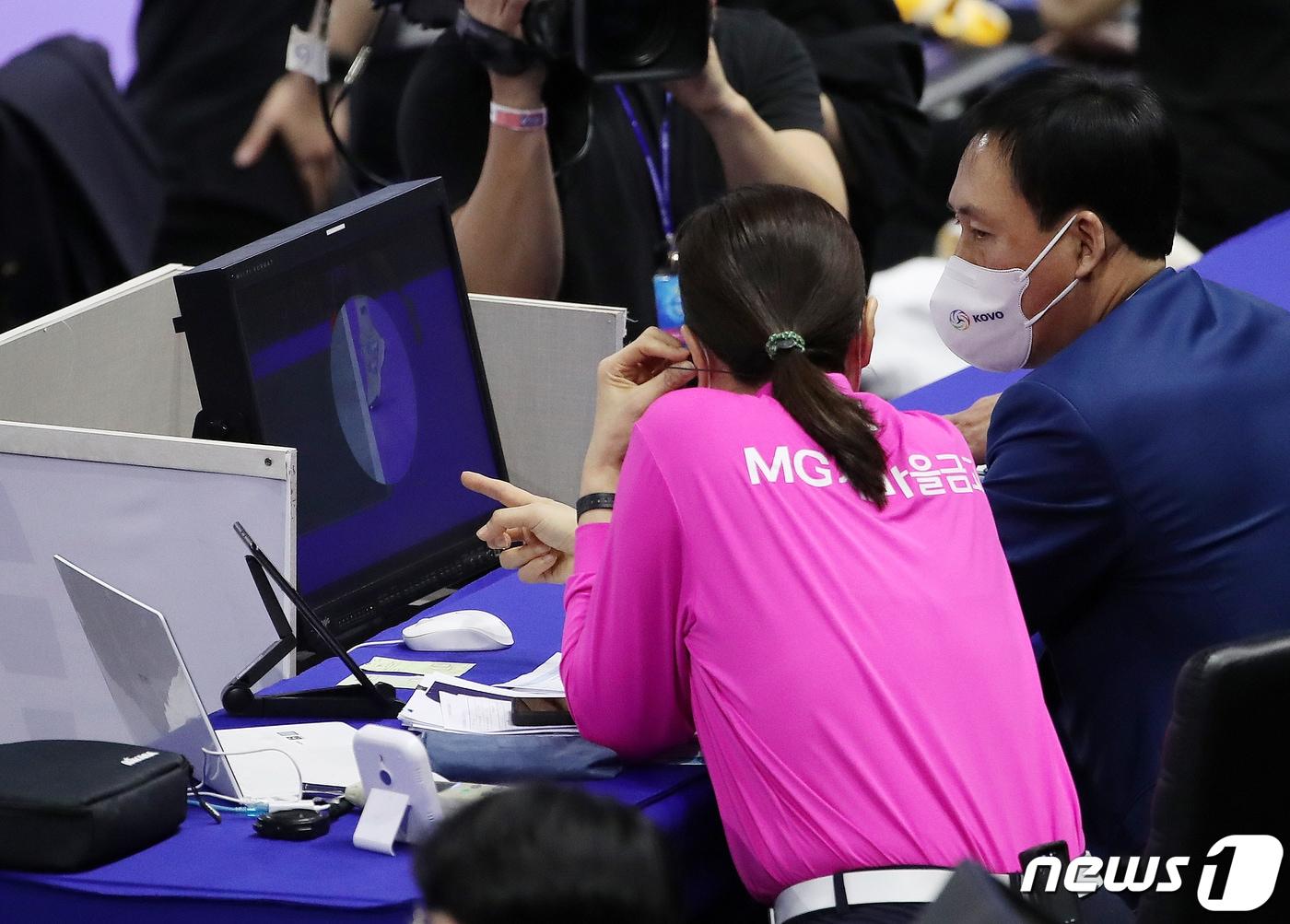 본문 이미지 - V리그 비디오 판독이 세트당 2회로 증가된다. 사진은 V리그 경기 도중 비디오 판독을 하는 심판진 모습.  2022.4.9/뉴스1 ⓒ News1 김진환 기자