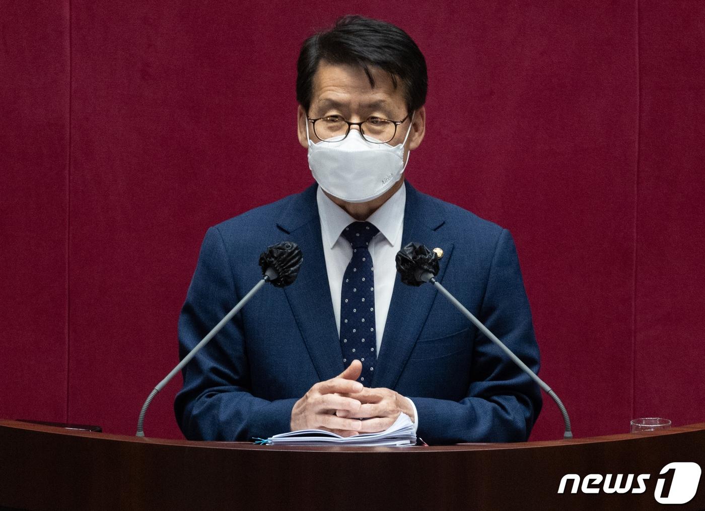 본문 이미지 - 2일 임호선 의원은 국가경찰위원회와 해양경찰위원회의 고위직 경찰공무원 인사 권한을 강화하는 내용의 '경찰공무원법 일부개정 법률안'을 대표 발의했다고 밝혔다. 사진은 396회 국회(임시회) 1차 본회의에서 ‘검수완박’ 법안의 한 축을 이루고 있는 형사소송법 일부개정법률안에 대한 필리버스터(무제한 토론)를 하고 있는 임 의원.(자료사진)/뉴스1 ⓒ News1 