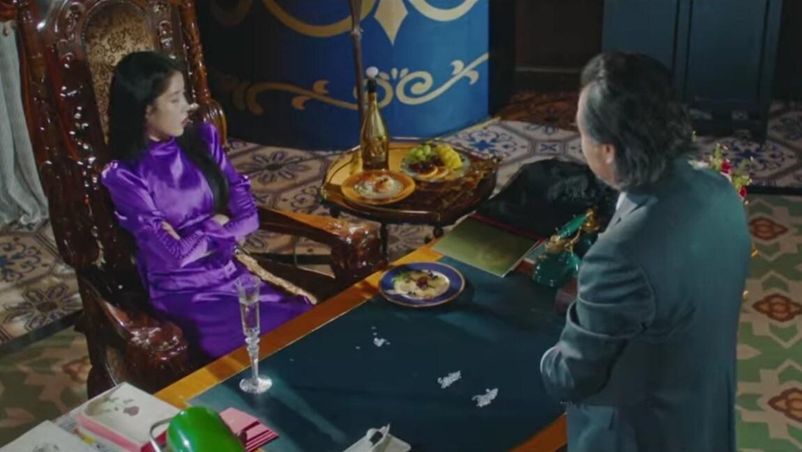 본문 이미지 - 델루나 호텔의 사장 장만옥(왼쪽)과 지배인 노준석은 다이아몬드를 두고 옥신각신 기싸움을 벌인다. (사진=tvN '호텔 델루나' 캡처) ⓒ 뉴스1